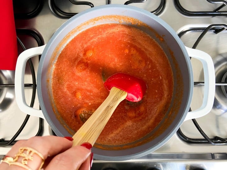 Uma panela com molho de tomate caseiro fervendo.