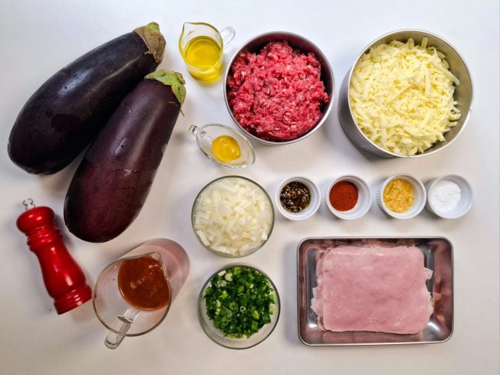 Ingredientes reunidos em uma bancada.