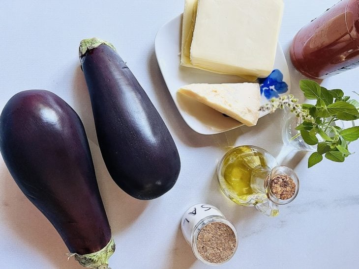 Ingredientes para a receita de lasanha de berinjela sem carne.