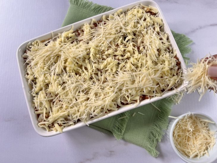 Lasanha de berinjela finalizada com queijo parmesão.