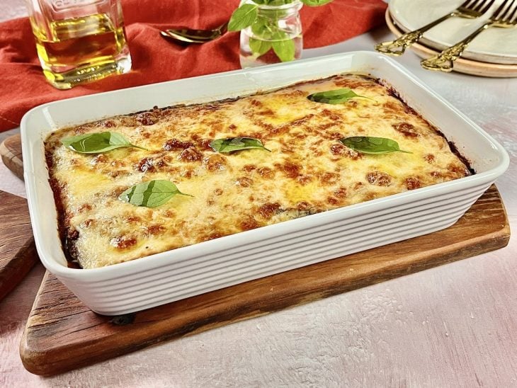 Lasanha de berinjela sem carne pronta para servir.