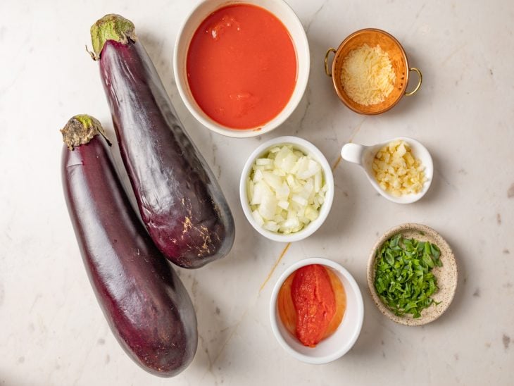 Uma bancada com os ingredientes da receita.