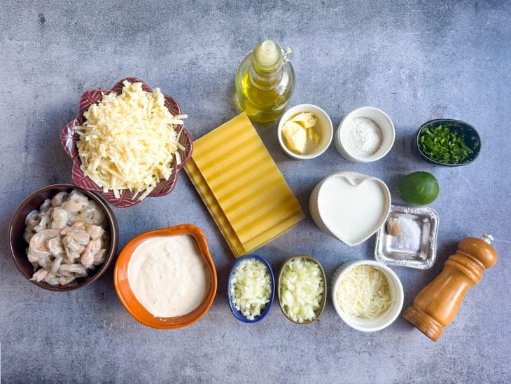 Ingredientes reunidos na bancada.