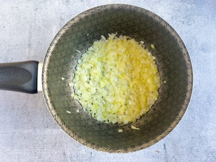 Cebola refogada na manteiga.
