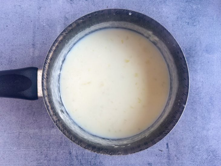 Farinha de trigo e leite adicionados na panela.