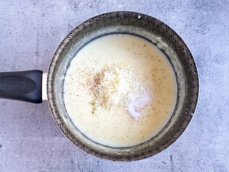 Creme de leite e parmesão adicionados na panela.