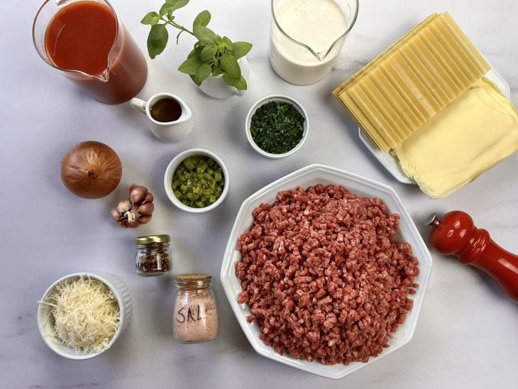 Uma bancada com os ingredientes separados.