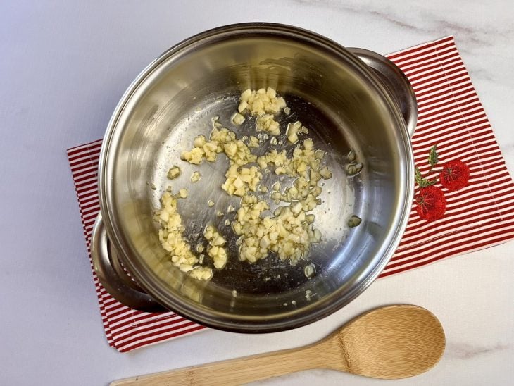 Uma panela refogando cebola.