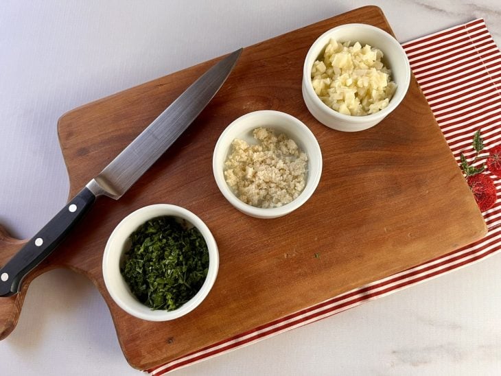 Recipiente com vegetais picados.