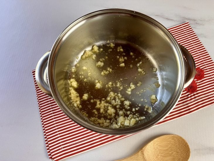 Uma panela refogando cebola.