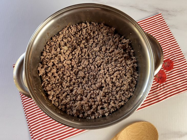 Uma panela fritando carne moída.