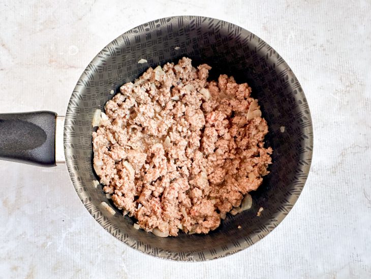 Carne moída na bancada.