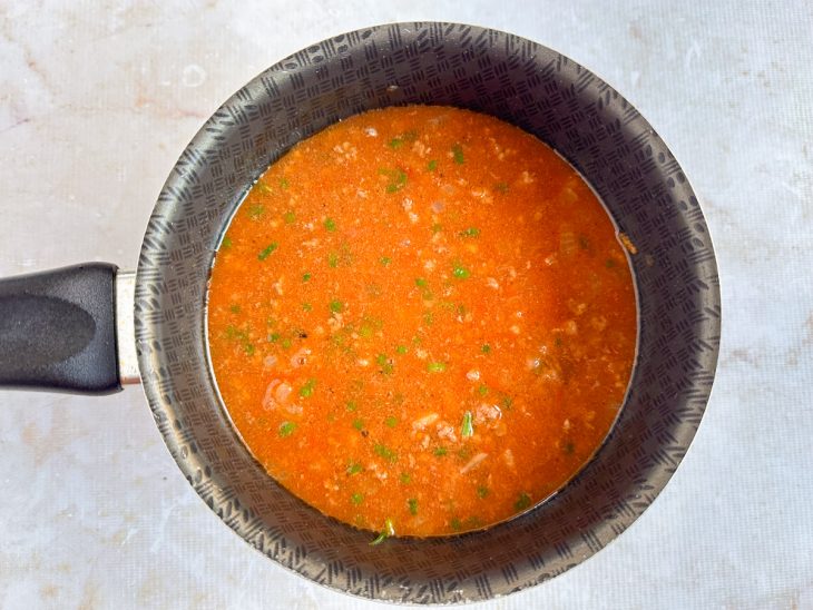 Molho de tomate adicionado na panela.