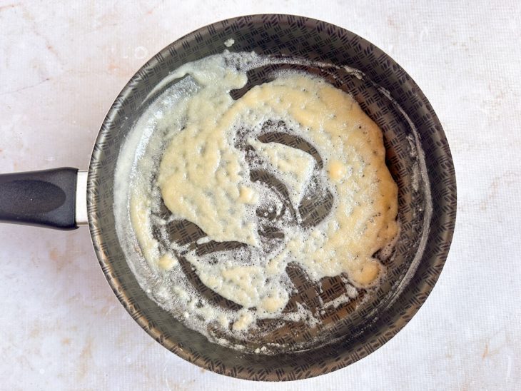 Mistura de farinha e manteiga na panela.