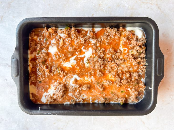 Queijo e carne moída adicionados.