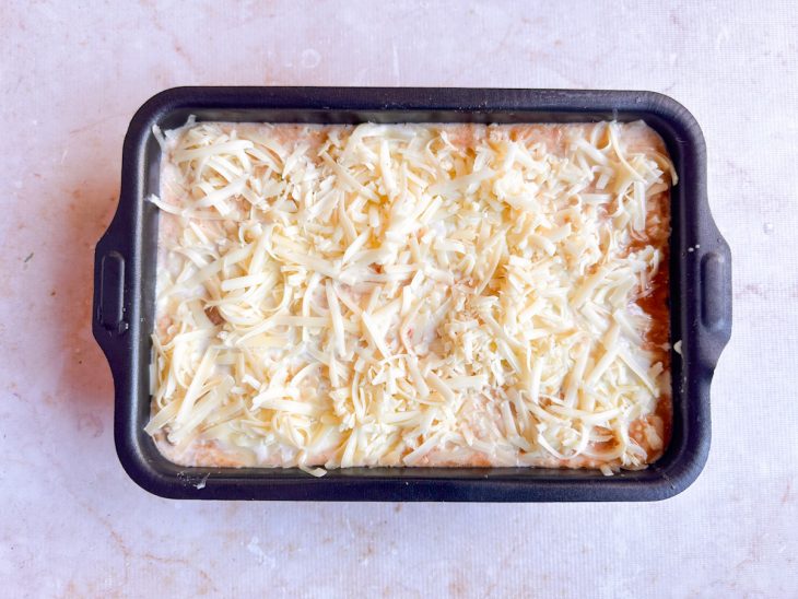 Lasanha com as camadas prontas.