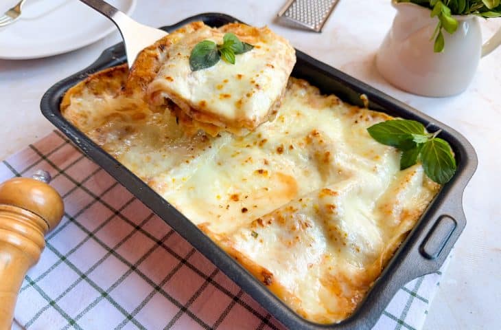 Lasanha de carne moída com molho branco