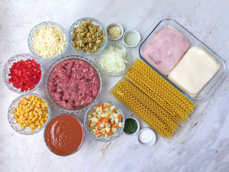 Ingredientes reunidos em uma bancada.