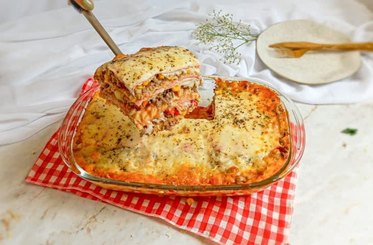 Lasanha de carne moída, presunto e queijo
