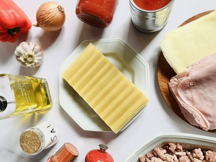 Uma bancada com os ingredientes separados.