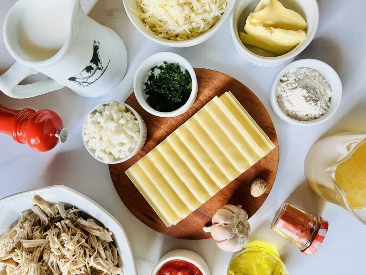 Ingredientes reunidos em uma bancada.