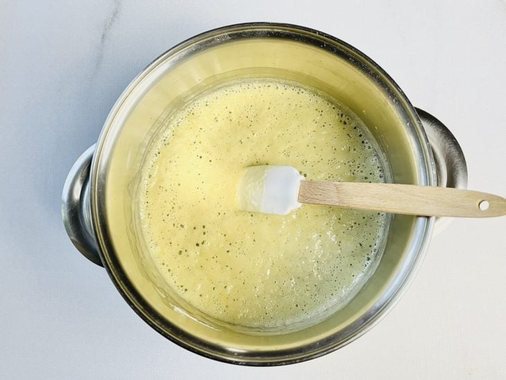 Panela com manteiga e farinha.