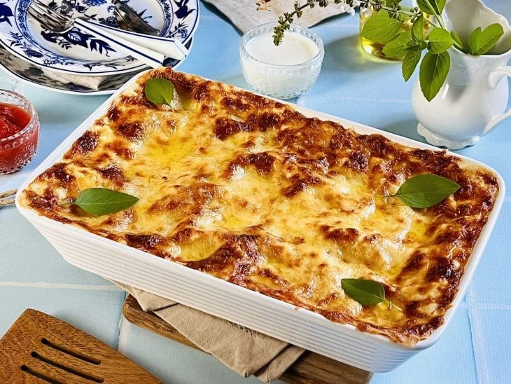 Lasanha de frango ao molho branco assada no refratário, pronta para consumo
