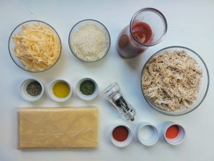 Uma bancada com os ingredientes separados.