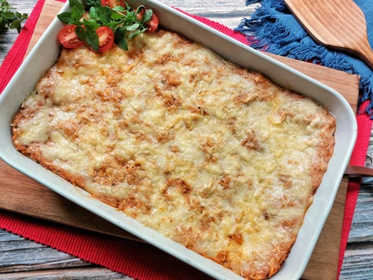 Uma forma contendo lasanha de frango com queijo.