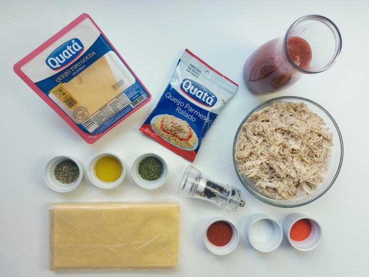 Uma bancada com os ingredientes separados.