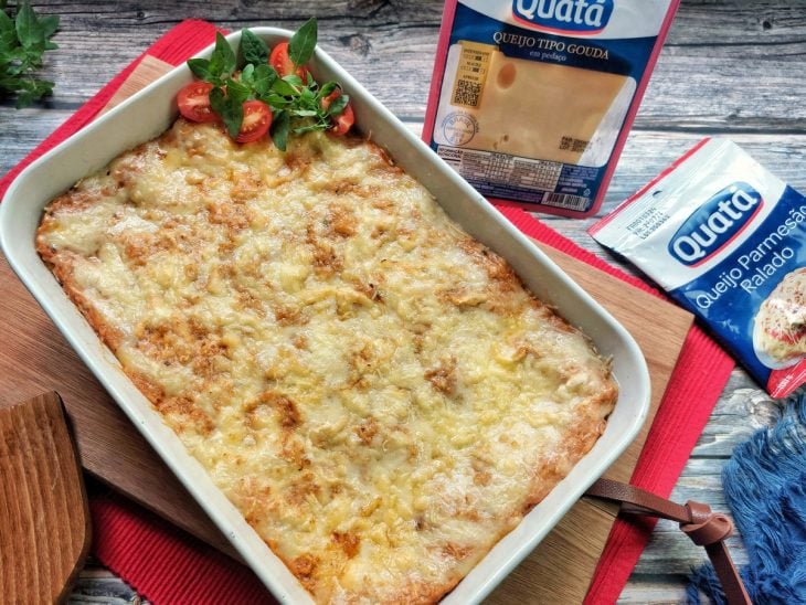 Uma forma contendo lasanha de frango com queijo.