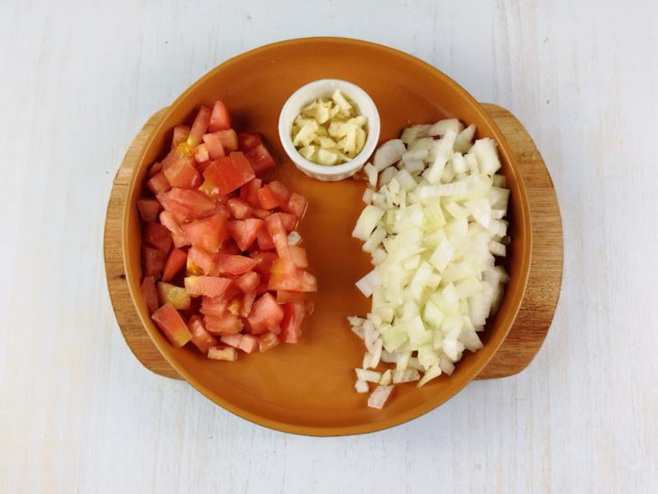 Ingredientes picados e acomodados em um prato.