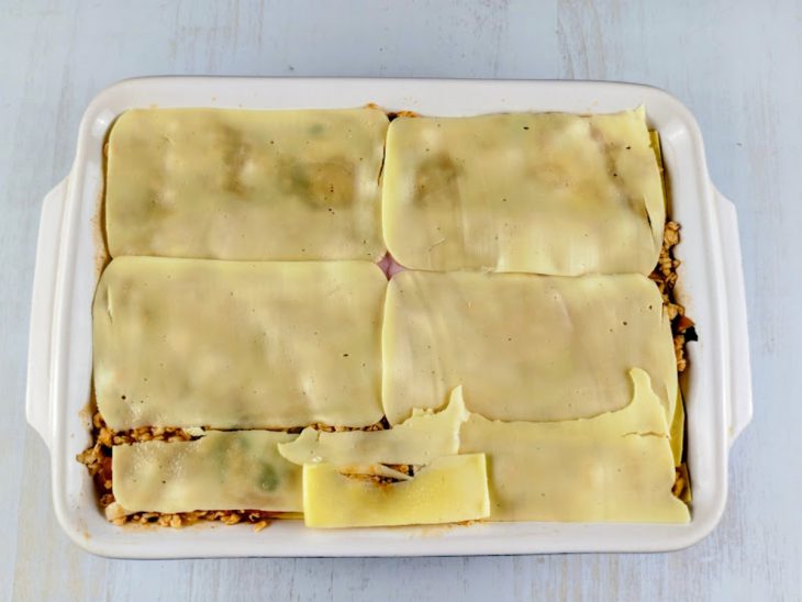 Queijo acomodado no refratário.
