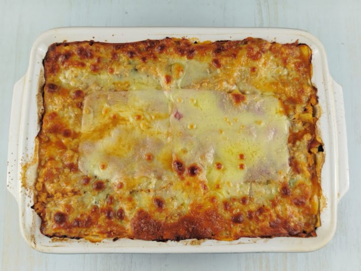 Lasanha de frango após tempo de forno com o queijo gratinado.