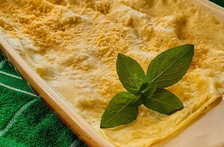 Lasanha de molho branco com pesto