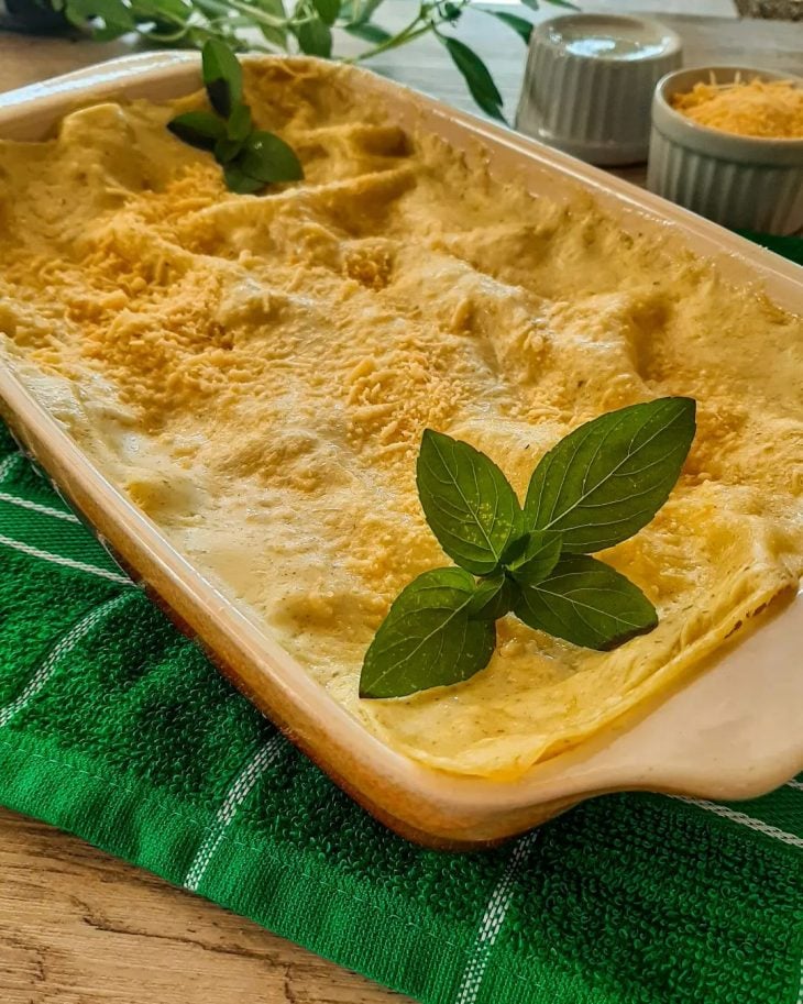 Lasanha de molho branco com pesto