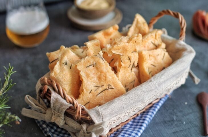 Lascas de polvilho com parmesão
