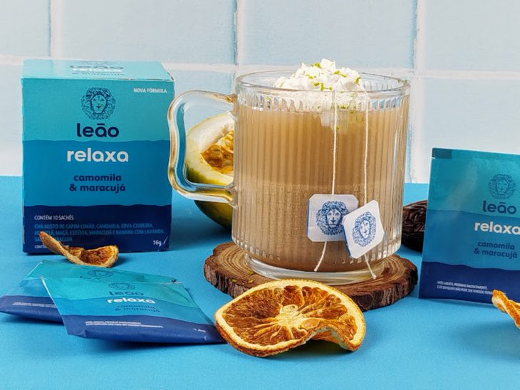 Latte de camomila e maracujá com pasta de tâmaras pronto para consumo em uma xícara de vidro.