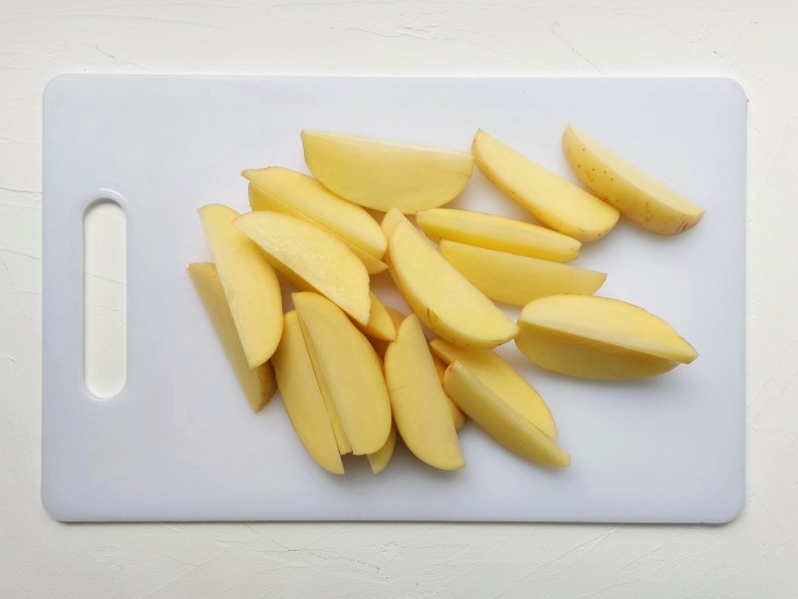 Batatas inglesas em cortadas em palitos rústicos.