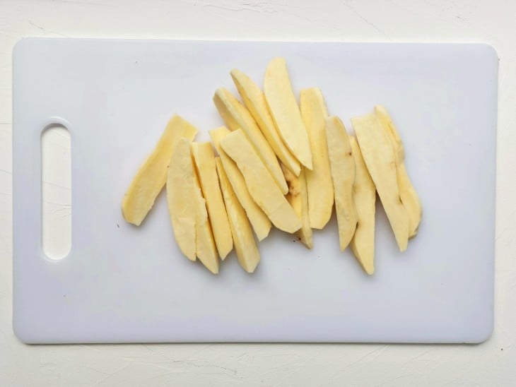 Batata-doce e cortadas em palitos.