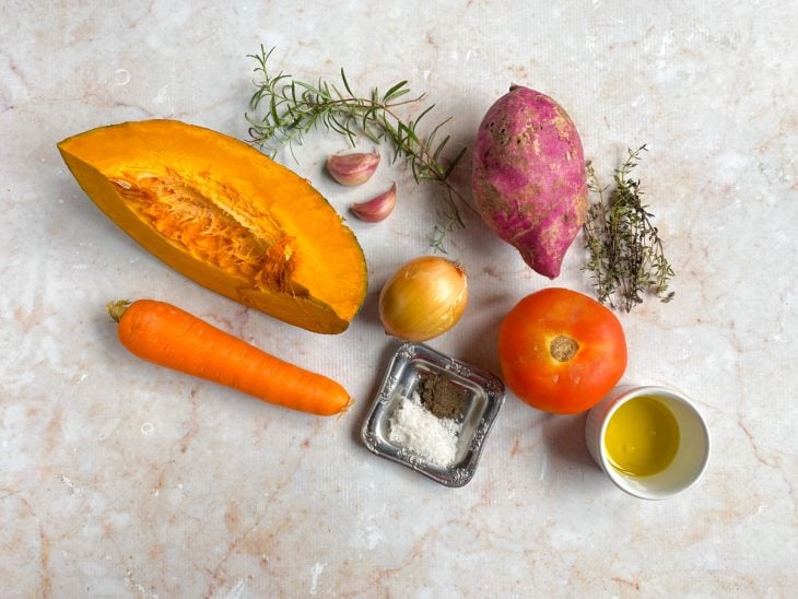 Uma bancada com os ingredientes da receita.