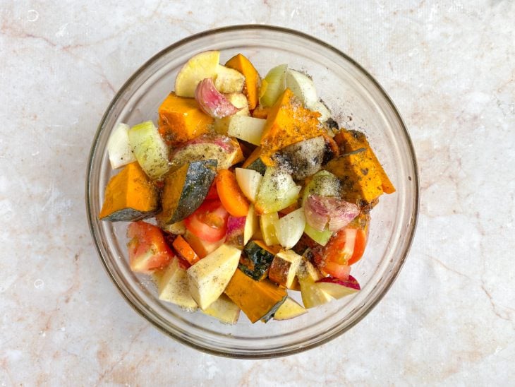 Uma tigela com os legumes cortados e temperados.