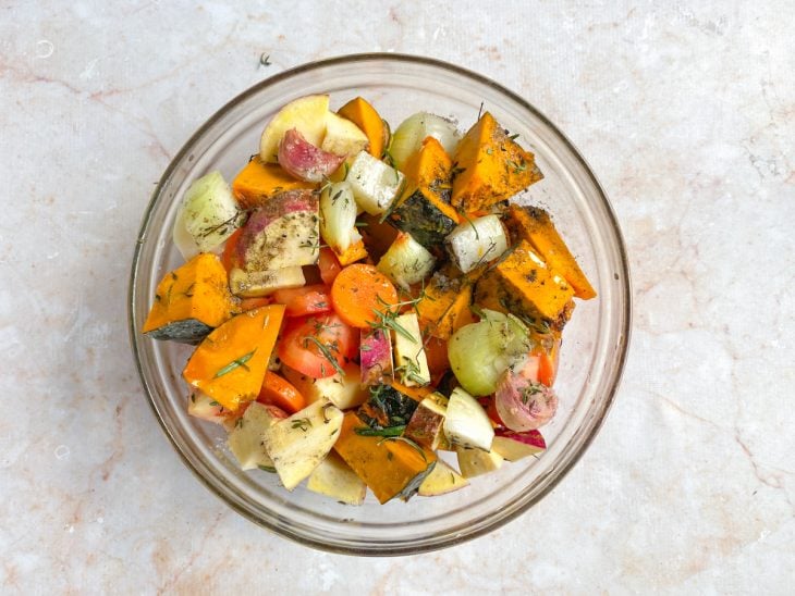 Uma tigela com os legumes cortados e temperados.