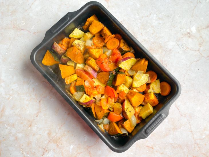 Uma forma com legumes ao forno.