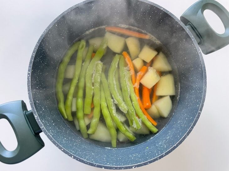Legumes cozinhando após o início da fervura.
