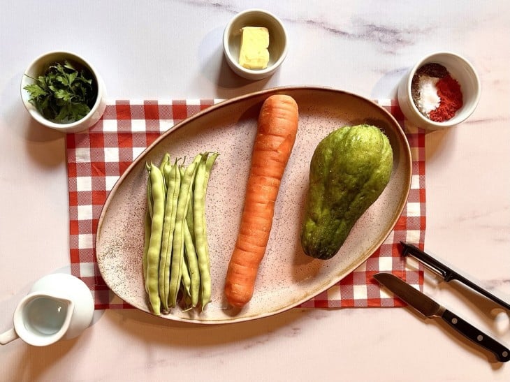 Uma bancada com todos os ingredientes da receita.