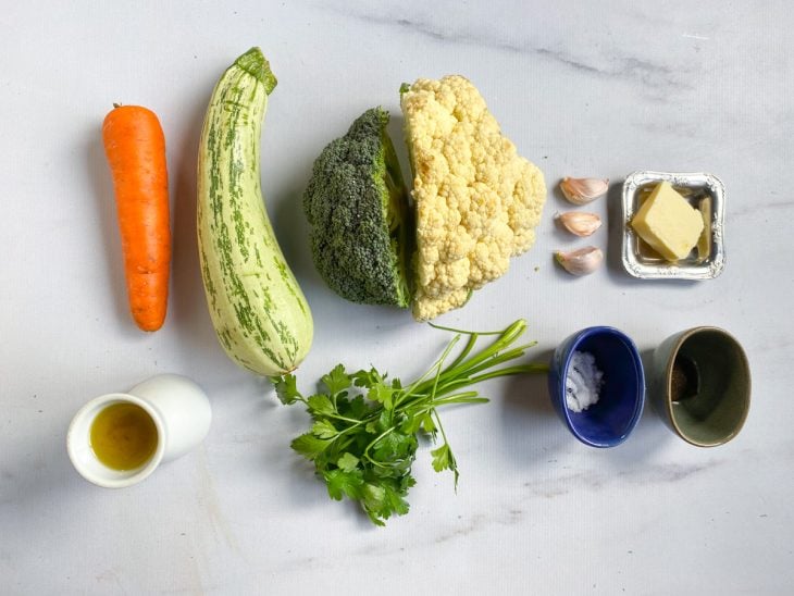 Uma bancada com os ingredientes separados.