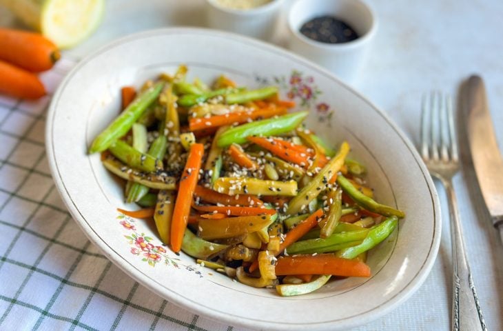 Legumes salteados no shoyu