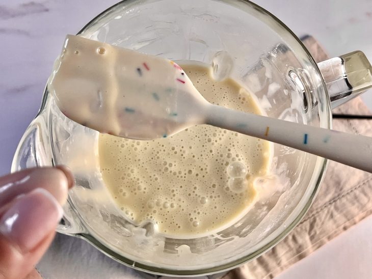 Espátula mostrando o leite condensado.