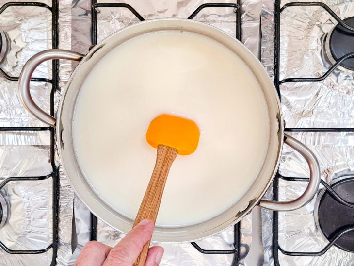 Panela colocada em fogo.